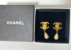 Vintage CHANEL golden turn lock CC and dangle pearl earrings. Very classic and popular jewelry. Coco mark earrings. 050406m1