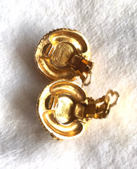Vintage CHANEL gold tone round earrings with faux pearl and CC motifs. Great and rare Chanel vintage jewelry gift. 0406013