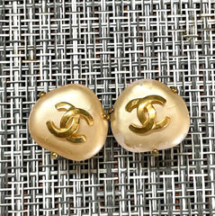 Vintage CHANEL oval heart shape, triangle shape faux pearl and CC earrings. Rare and elegant Chanel jewelry. 0411071