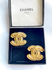 Vintage CHANEL earrings with matelasse CC marks. Beautiful and rare jewelry. 050327ya1