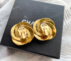 Vintage CHANEL golden flower frame and pearl earrings with CC mark. Beautiful jewelry piece. 0412011