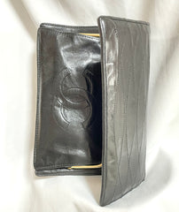 Vintage CHANEL black lambskin oval stitch clutch bag, wallet, pouch, mini purse, coin case with kiss lock case. 0410243