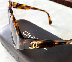 Vintage CHANEL brown oval frame sunglasses with golden CC motifs at sides. Mod and chic eyewear you must get. 0411041