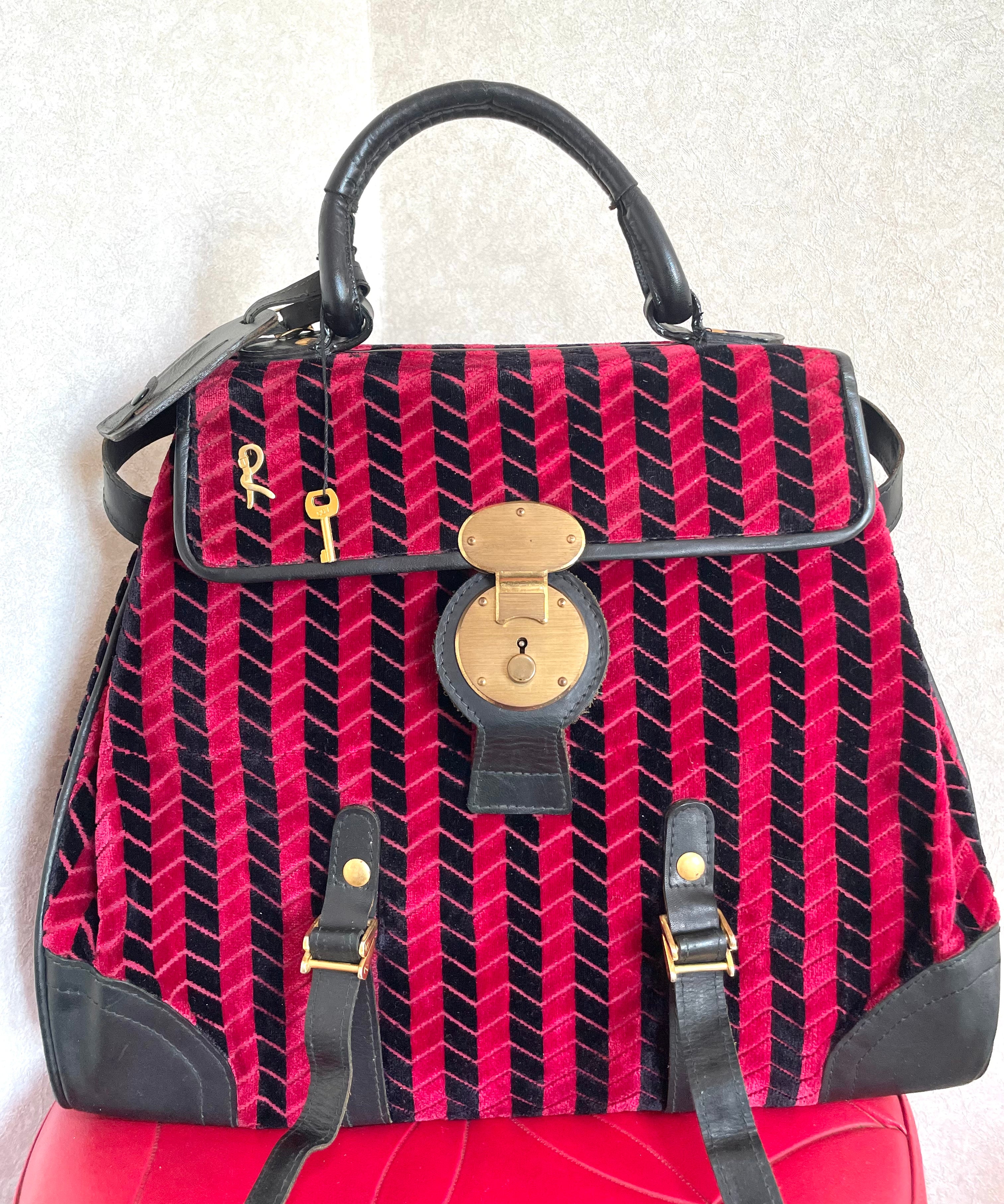 Vintage Roberta di Camerino red and black velvet chevron kelly handbag with golden logo motif. Rare masterpiece purse. 0501101ac