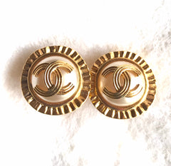 Vintage CHANEL golden round earrings with sun and CC mark motif faux pearl. Beautiful jewelry piece. 0406014