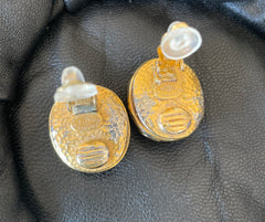 Vintage CHANEL golden CC and oval pearl earrings. Classic jewelry piece. 0501133an1