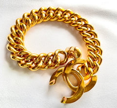 W5 Vintage Chanel turn lock CC chain bracelet. Must have 90s jewelry. Large CC motif. 041204ra1. Thick chain bracelet.