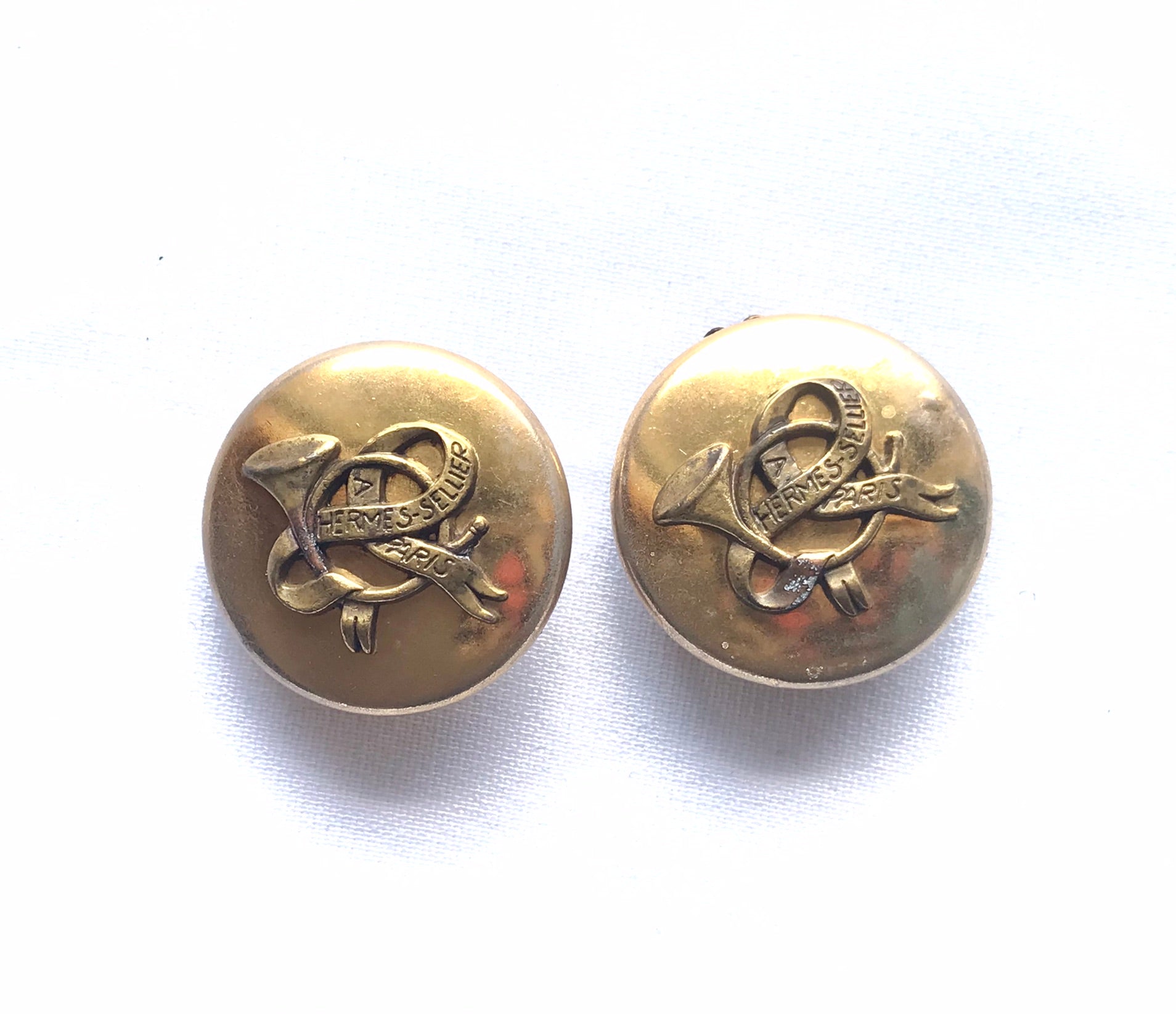 Vintage HERMES gold tone round earrings with trumpet and ribbon design. jewelry piece back in the old era. Classic Sellier series. 210805
