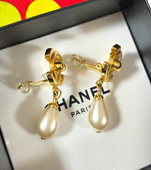 Vintage CHANEL golden turn lock CC and dangle pearl earrings. Very classic and popular jewelry. Coco mark earrings. 050406m1