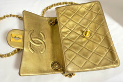 Vintage CHANEL golden lambskin flap chain shoulder bag, classic 2.55 mini purse with gold tone CC closure. 0409052
