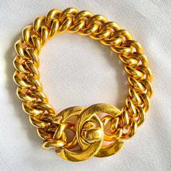 W5 Vintage Chanel turn lock CC chain bracelet. Must have 90s jewelry. Large CC motif. 041204ra1. Thick chain bracelet.