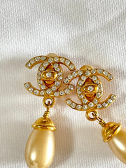 Vintage CHANEL teardrop turn-lock crystal CC and dangle pearl earrings. Very classic and popular jewelry. Coco mark. 050327rc2