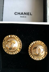 Vintage CHANEL golden round earrings with sun and CC mark motif faux pearl. Beautiful jewelry piece. 0406014