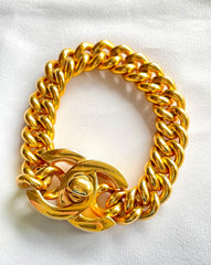 W5 Vintage Chanel turn lock CC chain bracelet. Must have 90s jewelry. Large CC motif. 041204ra1. Thick chain bracelet.