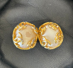 Vintage CHANEL golden CC and oval pearl earrings. Classic jewelry piece. 0501133an1