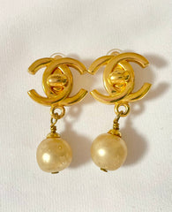 Vintage CHANEL golden turn lock CC and dangle pearl earrings. Very classic and popular jewelry. Coco mark earrings. 050327rc1