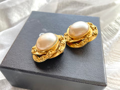 Vintage CHANEL golden flower frame and pearl earrings with CC mark. Beautiful jewelry piece. 0412011