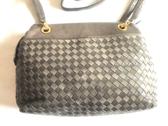 Vintage Bally grey, taupe smooth and suede leather mix intrecciato bag with gold tone B motif. Perfect daily use shoulder bag. 0403173