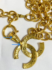 Vintage CHANEL golden oval hoop chain necklace with large CC logo pendant top. 0408248