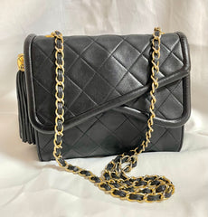 Vintage CHANEL black fringe camera bag with double flaps. Must have collar design flap shoulder bag. 0408151