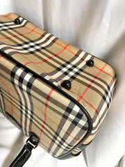 Vintage Burberry classic beige nova check fabric handbag with black leather trimmings. Classic Burberry bag. Large bag. Unisex. 0409051
