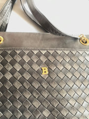 Vintage Bally grey, taupe smooth and suede leather mix intrecciato bag with gold tone B motif. Perfect daily use shoulder bag. 0403173