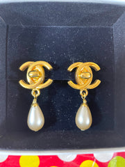 Vintage CHANEL golden turn lock CC and dangle pearl earrings. Very classic and popular jewelry. Coco mark earrings. 050406m1