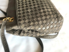 Vintage Bally grey, taupe smooth and suede leather mix intrecciato bag with gold tone B motif. Perfect daily use shoulder bag. 0403173