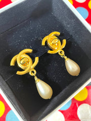 Vintage CHANEL golden turn lock CC and dangle pearl earrings. Very classic and popular jewelry. Coco mark earrings. 050406m1