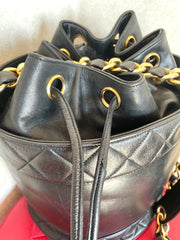 Vintage CHANEL black lambskin bucket hobo drum shoulder bag with golden chain strap, CC mark, and drawstring. 041205bs3