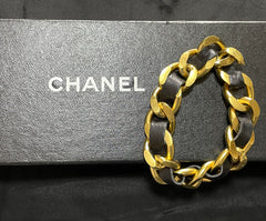 MINT. Vintage Chanel golden chain and black bracelet with CC motifs. Must have 90s classic jewelry from Chanel. 0411272