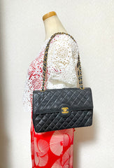 80's vintage Chanel black 2.55 shoulder bag with circle CC flap design. Rare piece from the era. 0410283
