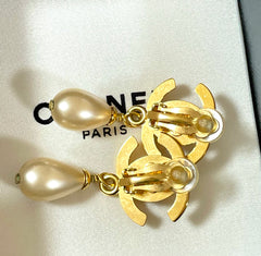 Vintage CHANEL golden turn lock CC and dangle pearl earrings. Very classic and popular jewelry. Coco mark earrings. 050406m1