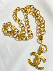 Vintage CHANEL golden oval hoop chain necklace with large CC logo pendant top. 0408248