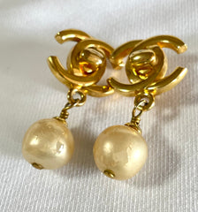 Vintage CHANEL golden turn lock CC and dangle pearl earrings. Very classic and popular jewelry. Coco mark earrings. 050327rc1