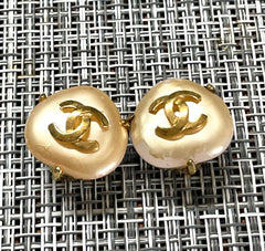 Vintage CHANEL oval heart shape, triangle shape faux pearl and CC earrings. Rare and elegant Chanel jewelry. 0411071
