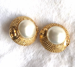 Vintage CHANEL gold tone round earrings with faux pearl and CC motifs. Great and rare Chanel vintage jewelry gift. 0406013