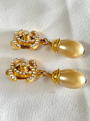 Vintage CHANEL teardrop turn-lock crystal CC and dangle pearl earrings. Very classic and popular jewelry. Coco mark. 050327rc2