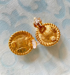 Vintage CHANEL golden earrings with pearl and CC motif. Classic Chanel vintage jewelry. 0410033