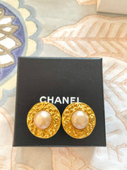 Vintage CHANEL round earrings with CC mark golden frames, faux pearl earrings. Great and rare Chanel vintage jewelry gift. 050206ac1