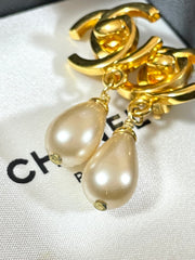 Vintage CHANEL golden turn lock CC and dangle pearl earrings. Very classic and popular jewelry. Coco mark earrings. 050406m1