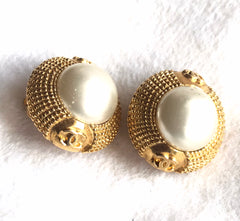 Vintage CHANEL gold tone round earrings with faux pearl and CC motifs. Great and rare Chanel vintage jewelry gift. 0406013