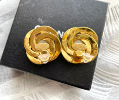 Vintage CHANEL golden flower frame and pearl earrings with CC mark. Beautiful jewelry piece. 0412011