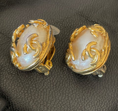 Vintage CHANEL golden CC and oval pearl earrings. Classic jewelry piece. 0501133an1