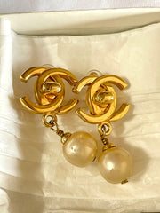 Vintage CHANEL golden turn lock CC and dangle pearl earrings. Very classic and popular jewelry. Coco mark earrings. 050327rc1