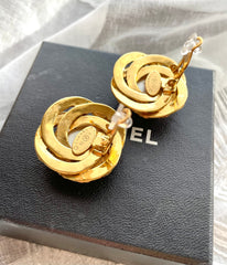 Vintage CHANEL golden flower frame and pearl earrings with CC mark. Beautiful jewelry piece. 0412011