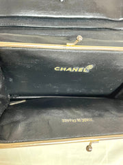 Vintage CHANEL black lambskin oval stitch clutch bag, wallet, pouch, mini purse, coin case with kiss lock case. 0410243