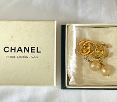 Vintage CHANEL golden turn lock CC and dangle pearl earrings. Very classic and popular jewelry. Coco mark earrings. 050327rc1