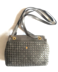 Vintage Bally grey, taupe smooth and suede leather mix intrecciato bag with gold tone B motif. Perfect daily use shoulder bag. 0403173