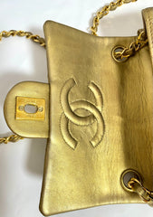 Vintage CHANEL golden lambskin flap chain shoulder bag, classic 2.55 mini purse with gold tone CC closure. 0409052